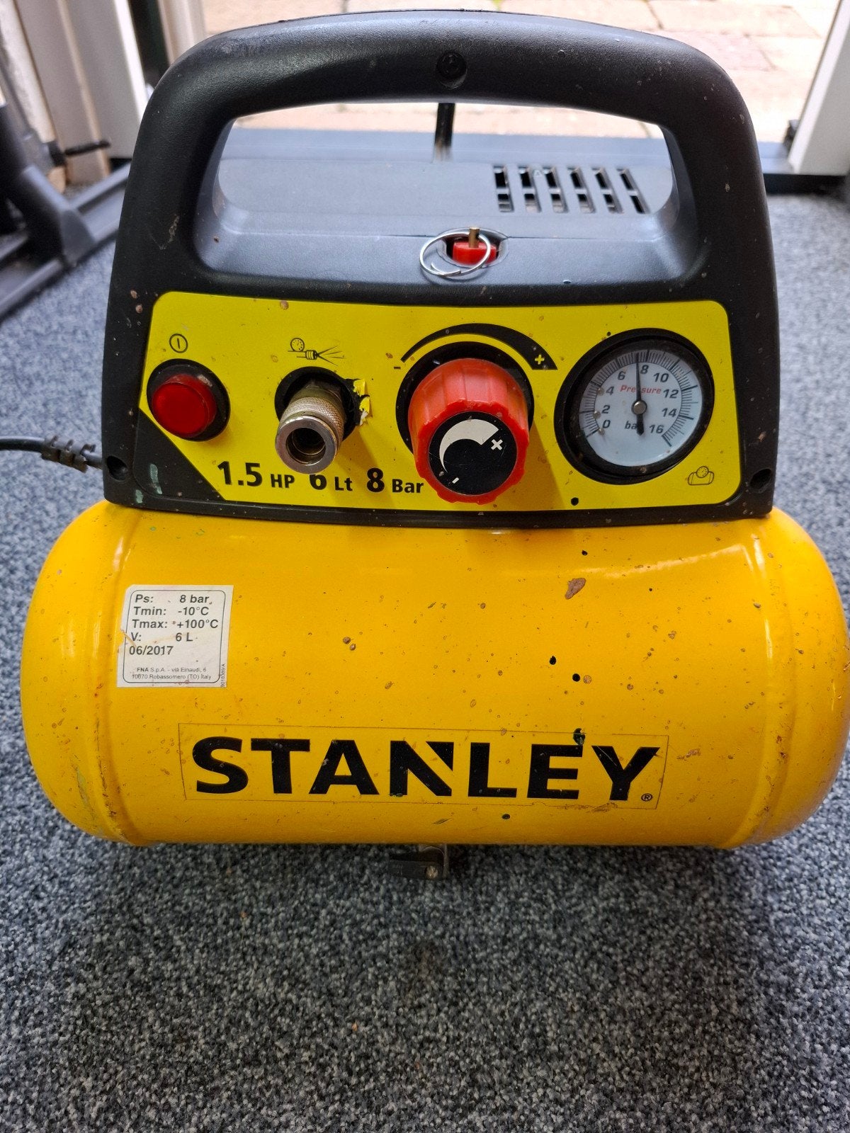 Stanley Luchtcompressor 1.5 PK 6L 8 Bar, Ophalen, Gebruikt, 6 tot 10 bar, Minder dan 200 liter/min