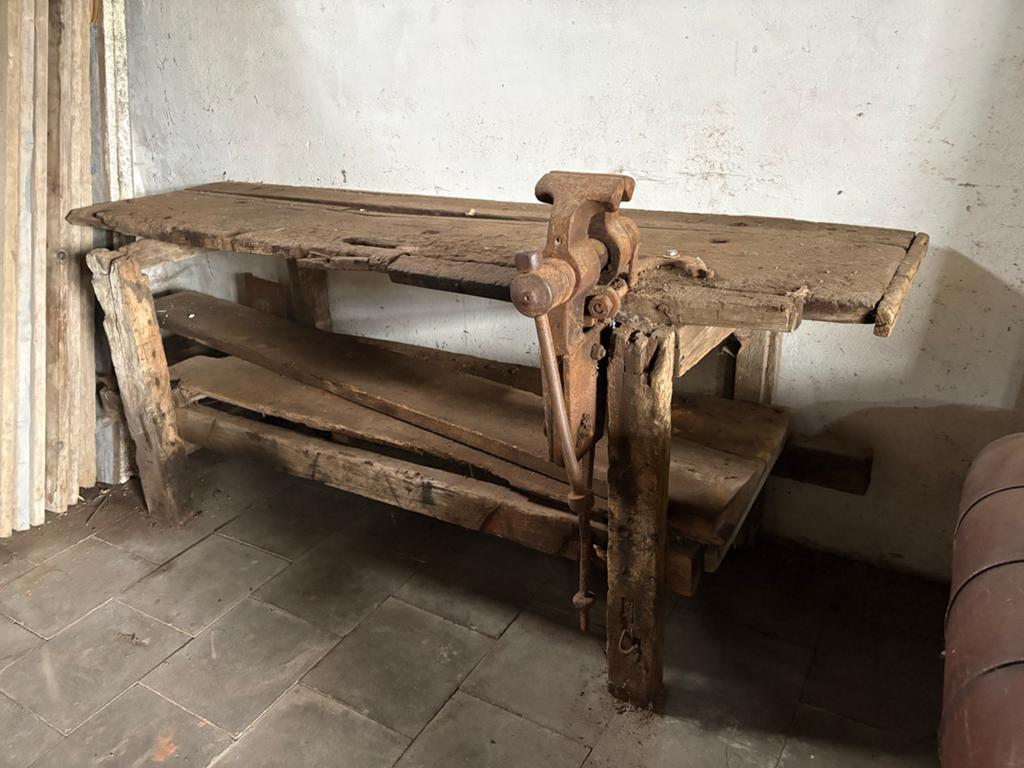 Antieke geleefde werkbank met staartbankschroef, Antiek en Kunst, Curiosa en Brocante, Ophalen