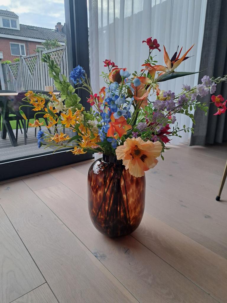 Zijden boeket met vaas / kunstbloemen, Huis en Inrichting, Woonaccessoires | Vazen, Ophalen, Overige kleuren, Minder dan 50 cm