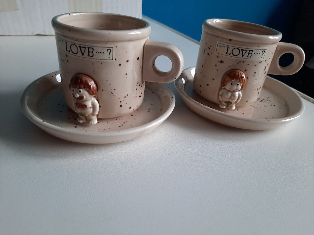 2 kop en schotels, love, met mannetje en vrouwtje, Ophalen of Verzenden, Aardewerk, Overige stijlen, Kop(pen) en/of Schotel(s)