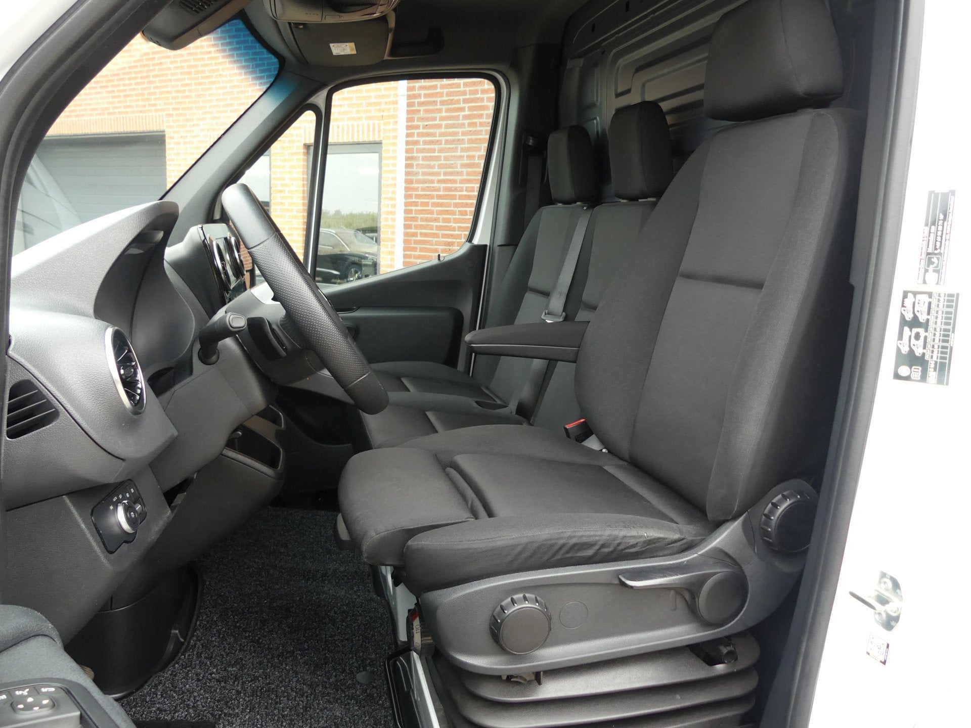 Foto 5 van Mercedes-Benz Sprinter 317 CDI L2H2 LED/Camera/Geveerde stoe