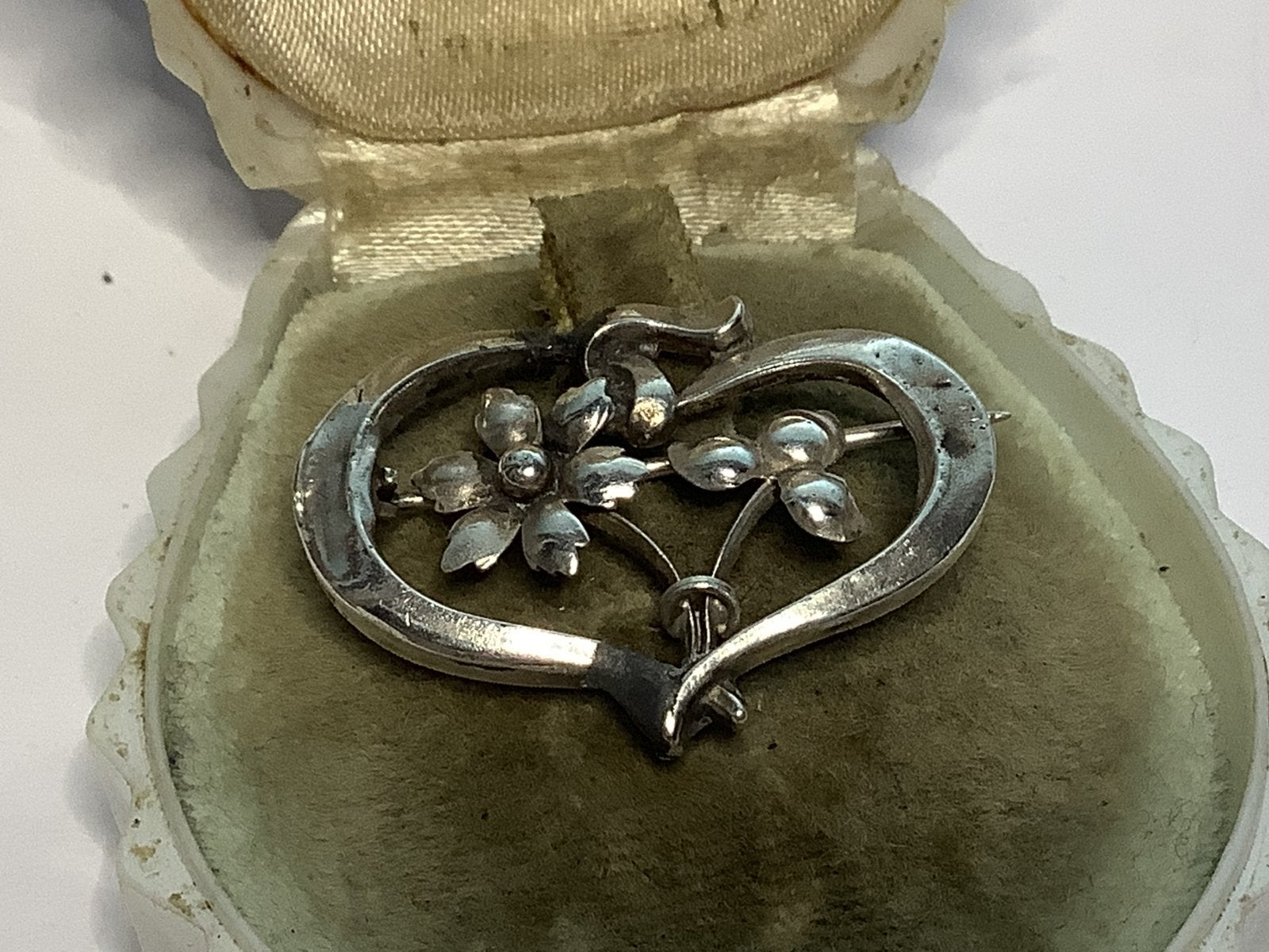 PRACHTIGE ANTIEKE ZILVEREN DOEKSPELD BROCHE MET BLOEMEN, Sieraden, Tassen en Uiterlijk, Antieke sieraden, Verzenden, Zilver, Broche