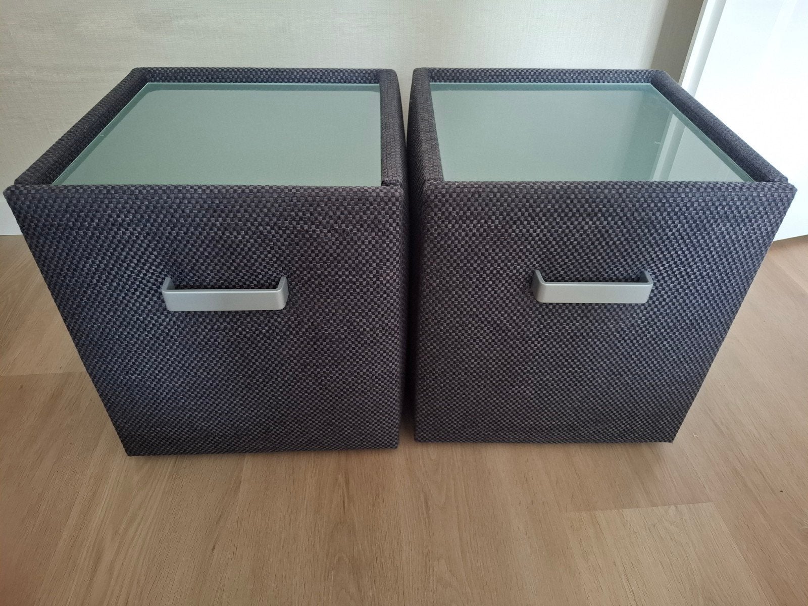 Set van 2 nachtkastjes met glazen blad en opberglade, Ophalen, Gebruikt, Glas, Minder dan 45 cm