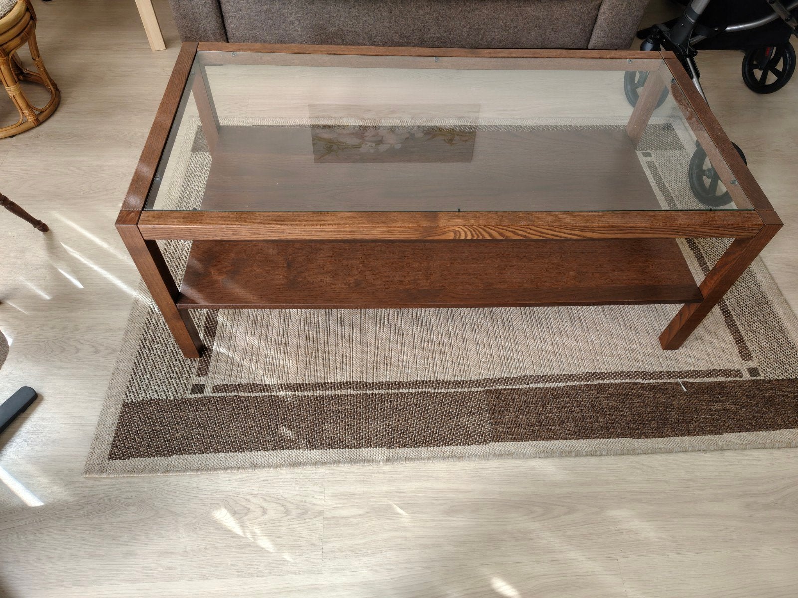 Gratis af te halen: Salontafel met glazen blad, Ophalen, Gebruikt, 100 tot 150 cm, Overige houtsoorten