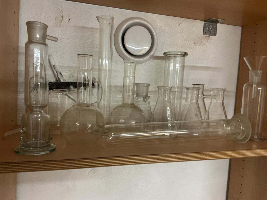 Diverse laboratorium glaswerk: Erlenmeyers, destilleerkolven, Antiek en Kunst, Ophalen of Verzenden