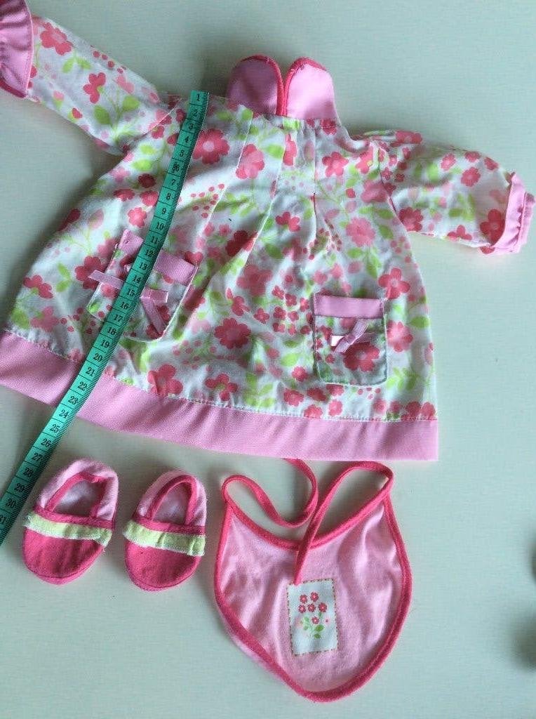 Poppenkleding set: jurk, slabber, schoentjes (15-16cm), Verzamelen, Poppen, Ophalen of Verzenden, Gebruikt, Kleertjes