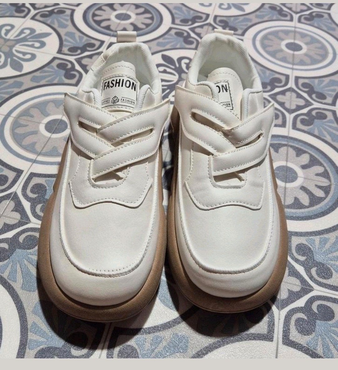 Off White of witte Sneakers - Nieuw - Maat 39. Nieuw, Wit, Nieuw, Ophalen of Verzenden, Sneakers of Gympen