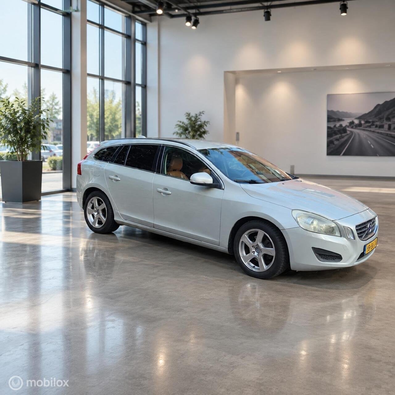 Volvo V60 2.0 D3 R-Design, Auto's, Voorwielaandrijving, Euro 5, 1502 kg, Gebruikt