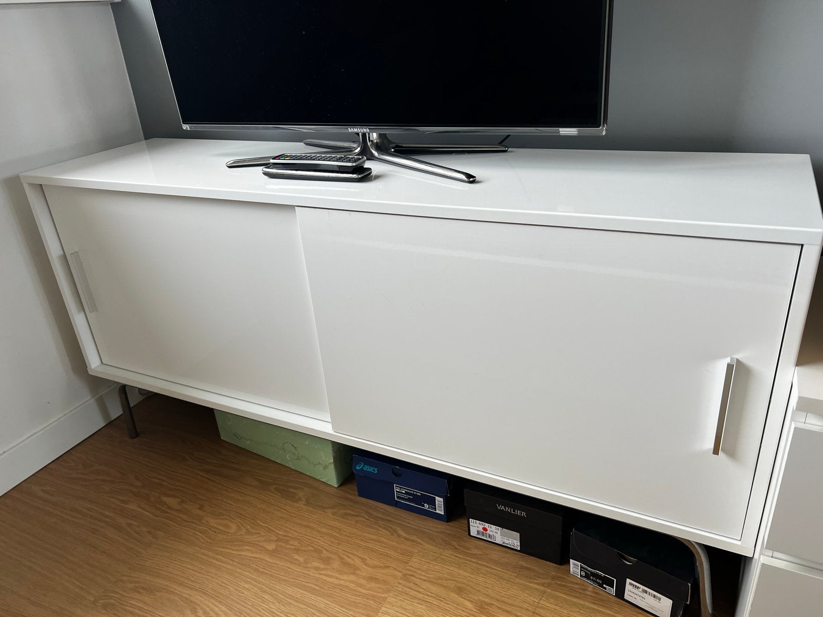 IKEA TV-kast met schuifdeuren, hoogglans wit, Ophalen, Kunststof, Gebruikt, 100 tot 150 cm