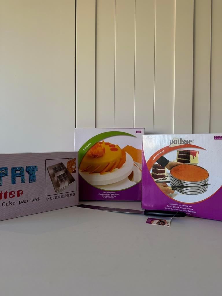 Nieuwe taart bakset - draaiplateau + glaceermes + vormen ), Ophalen of Verzenden, Nieuw, Taarten, Versiering