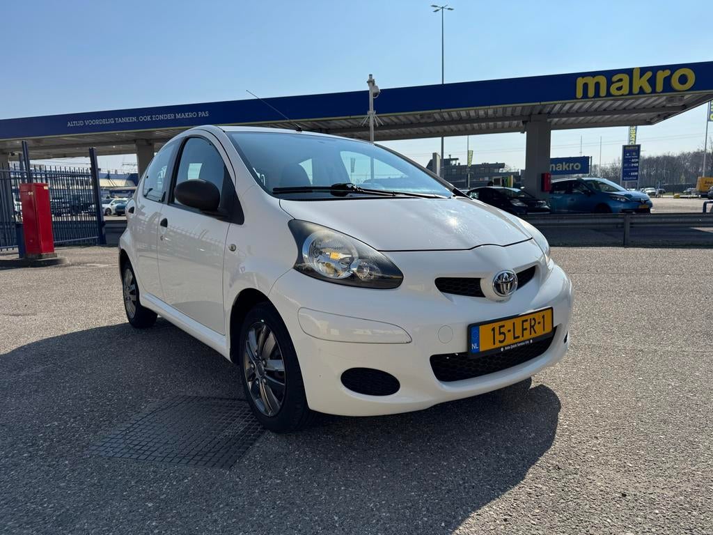 Toyota Aygo 1.0 12V-5DRS 2010 Wit!NIEUWE APK t/m 30-04-2027!, Voorwielaandrijving, Stof, Zwart, 4 stoelen