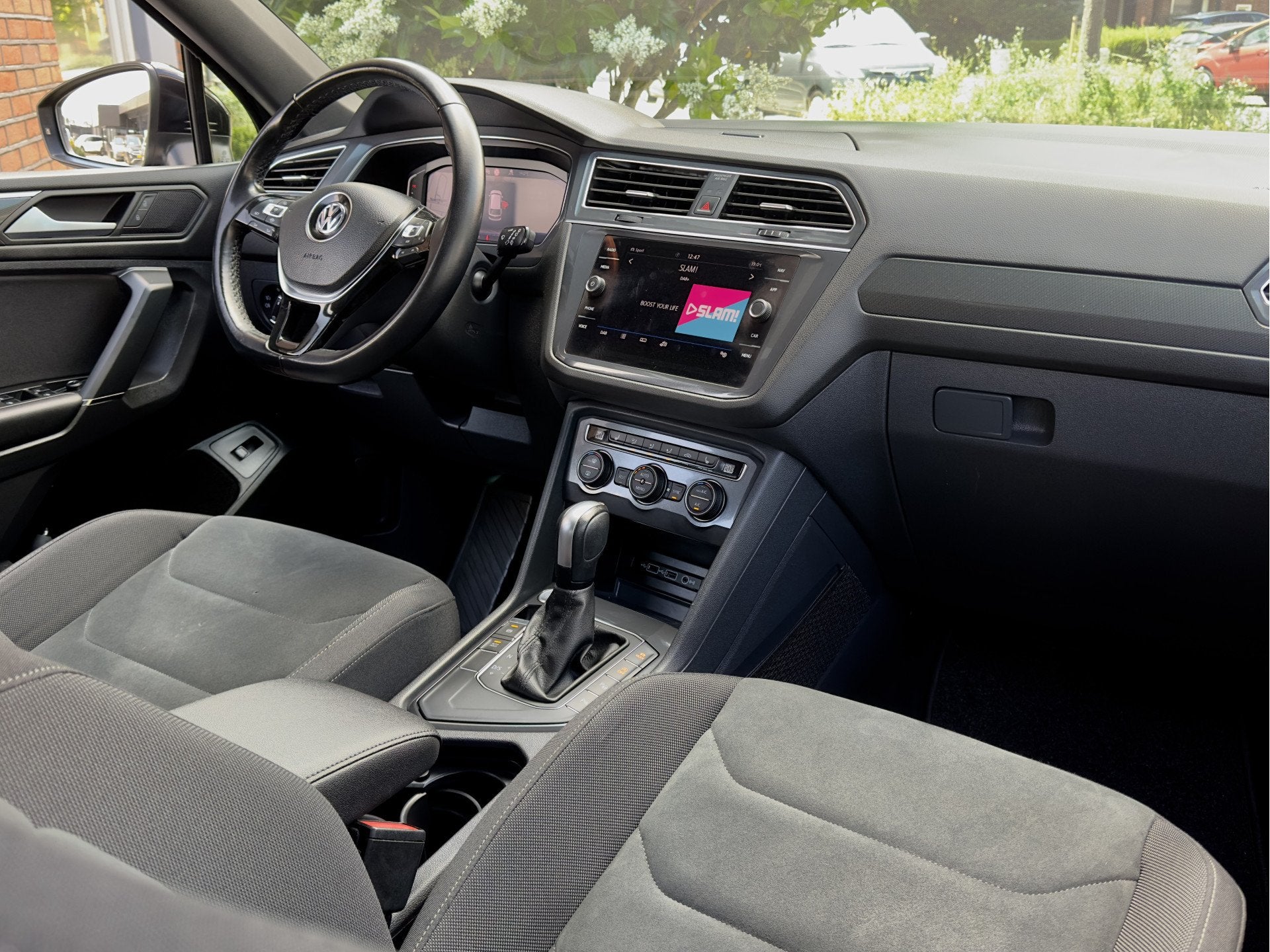 Volkswagen Tiguan Allspace 1.5 TSI AUT7 R-LINE HIGHLINE NAVI, Auto's, Dealer onderhouden, Euro 6, 150 pk, Alcantara