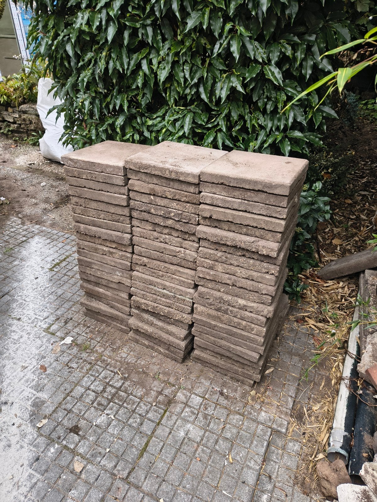 Circa 60 gratis stoeptegels 30x30, Ophalen, Gebruikt, 5 tot 10 m², Beton