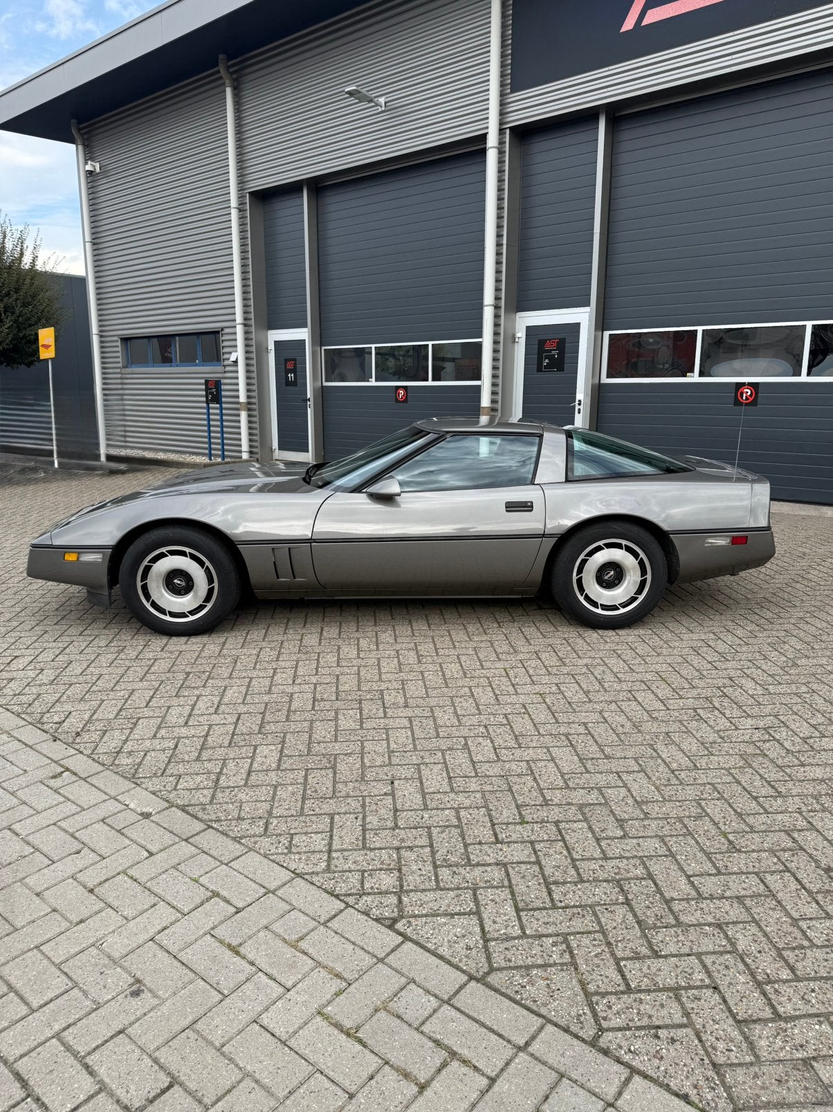 Chevrolet Corvette 5.7 AUT 1983 Grijs, foto 2