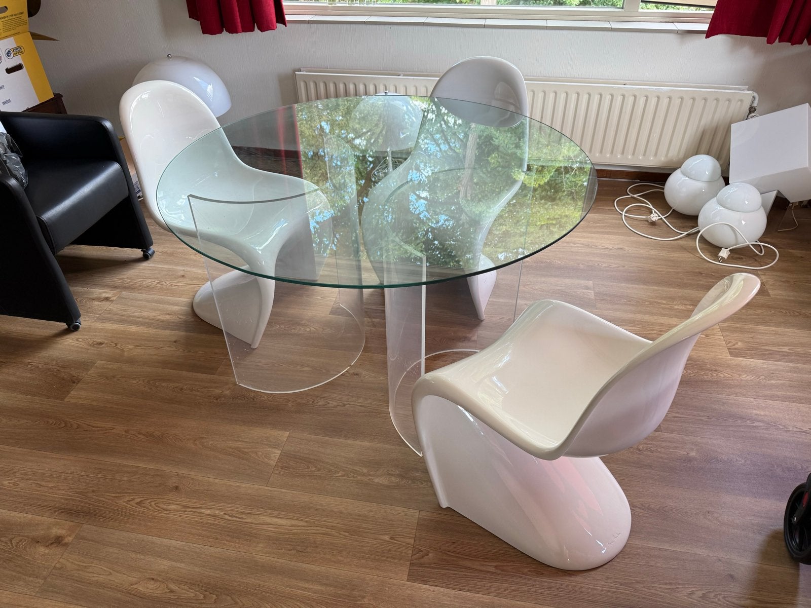 3xVintage Verner Panton stoelen(93") + glazen tafel MOET WEG, Ophalen