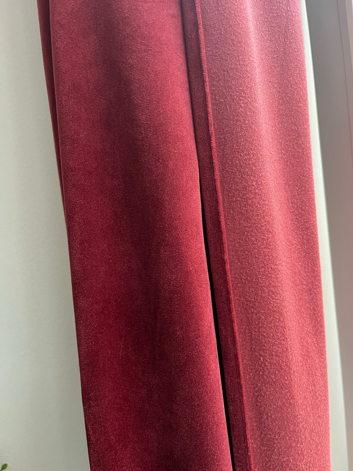 Leen Bakker Gordijn Ruby Rood 140x250cm met roede en steunen, Ophalen, Verduisterend, Zo goed als nieuw, Gordijn