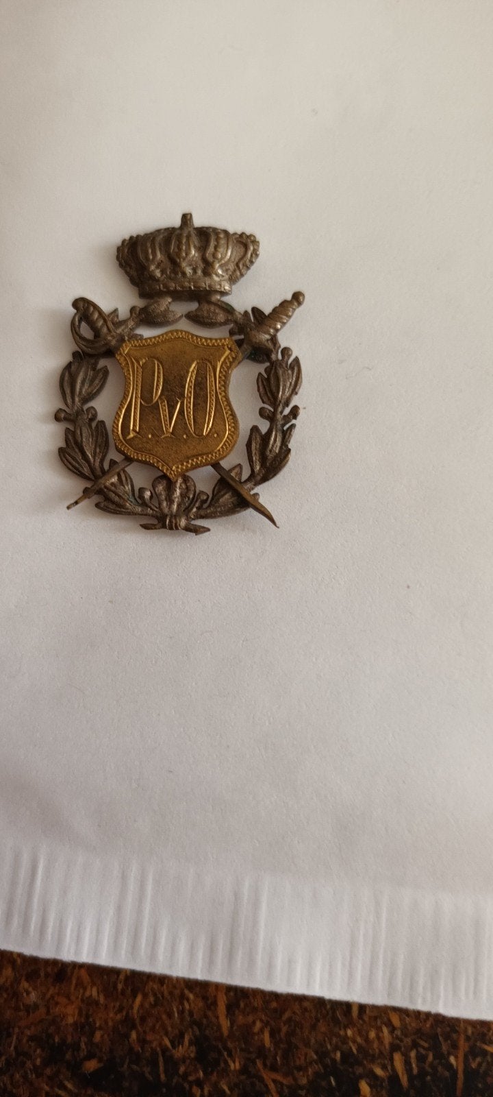 Oud Militair Embleem P.V.O. met Kroon en Zwaarden, Verzamelen, Militaria | Algemeen, Ophalen of Verzenden, Overige soorten, Overige gebieden