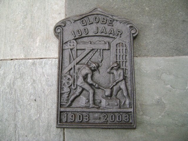 Jubileum plaquette "Globe 100 jaar" in metaal van1,3 cm dik, Verzamelen, Ophalen of Verzenden, Nieuw, Reclamebord
