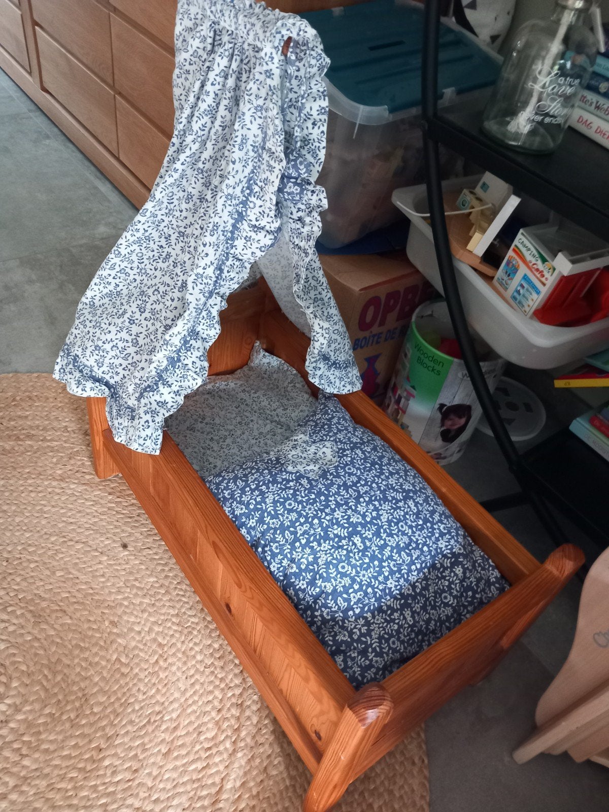Houten poppenbedje met hemeltje en beddengoed, Ophalen, Gebruikt, Babypop