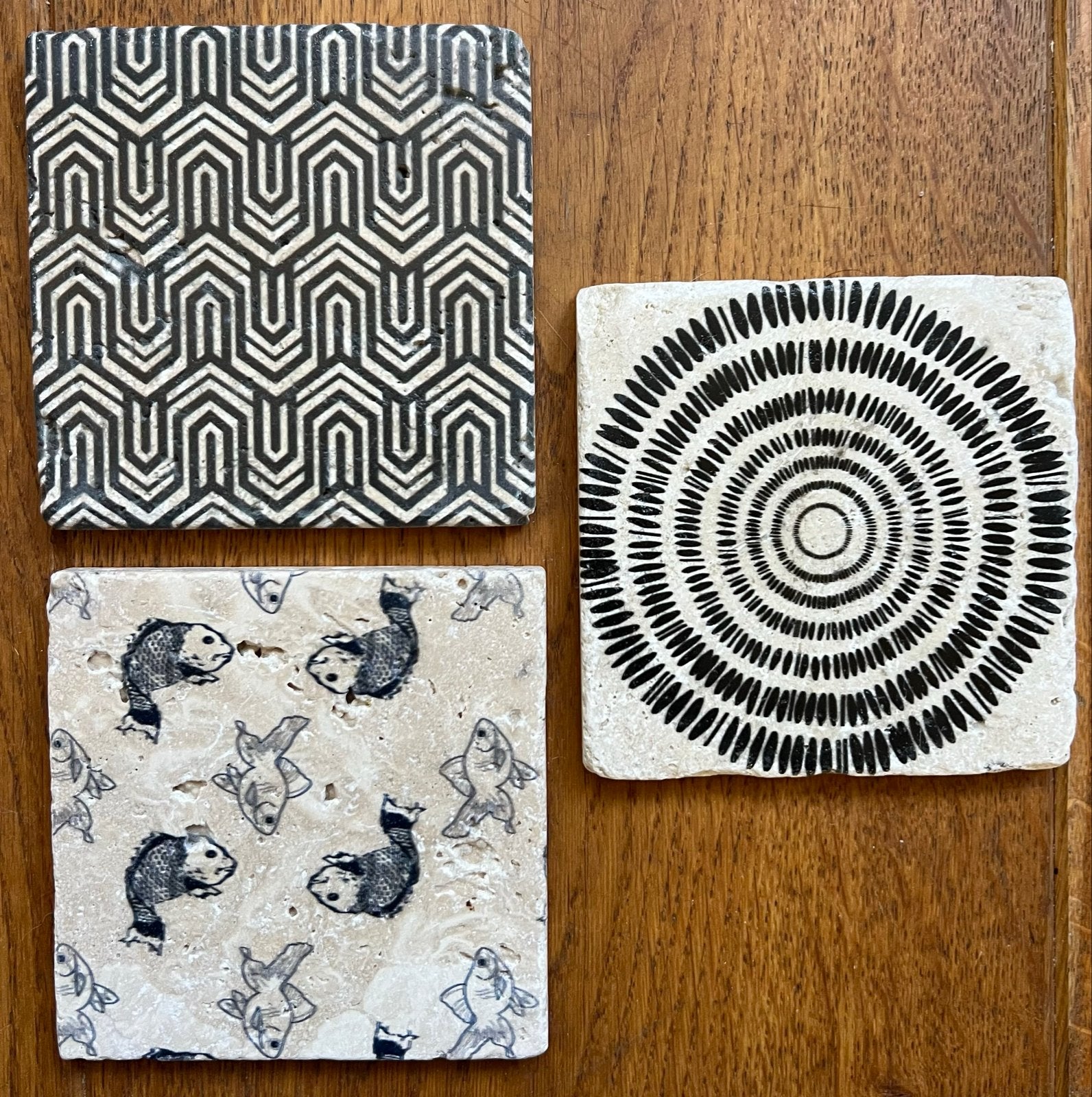 Set van 3 Yaya tegeltjes/onderzetters 10x10cm, Huis en Inrichting, Ophalen of Verzenden, Gebruikt, Meerkleurig, Steen/keramiek