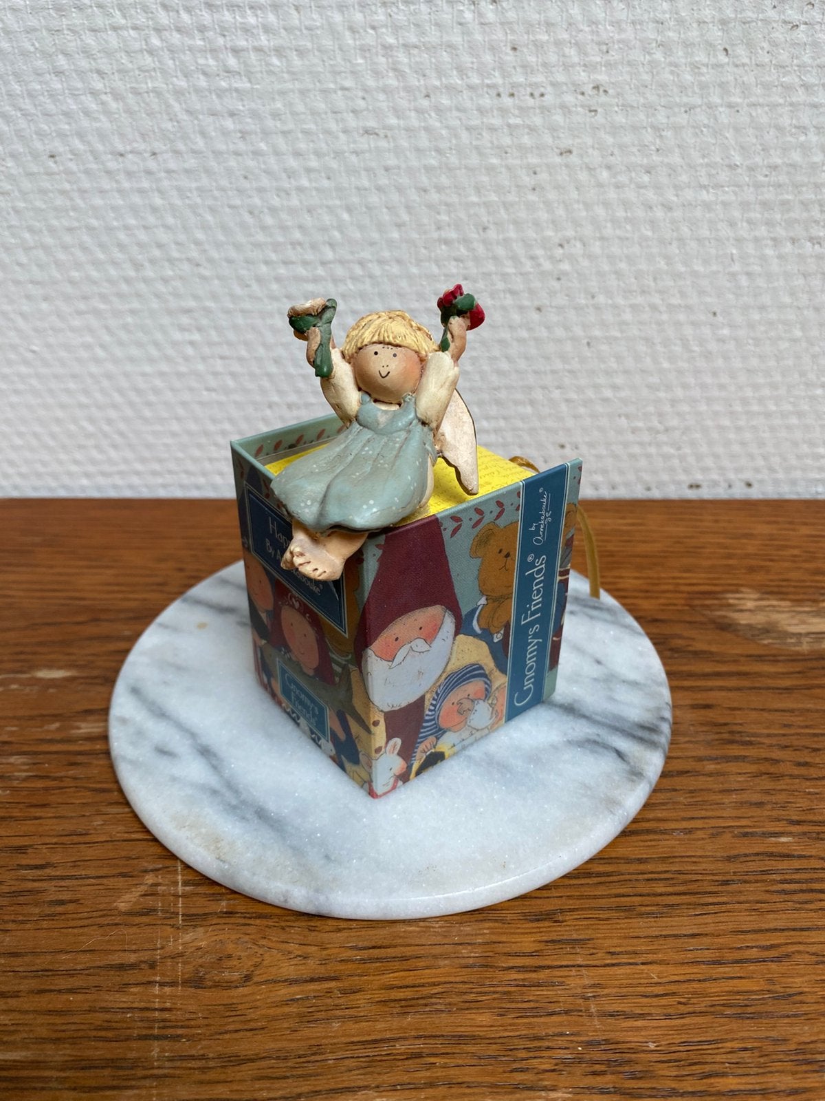 Gnomy Friends - Happiness by Annekabouke, Ophalen of Verzenden, Zo goed als nieuw, Fantasy