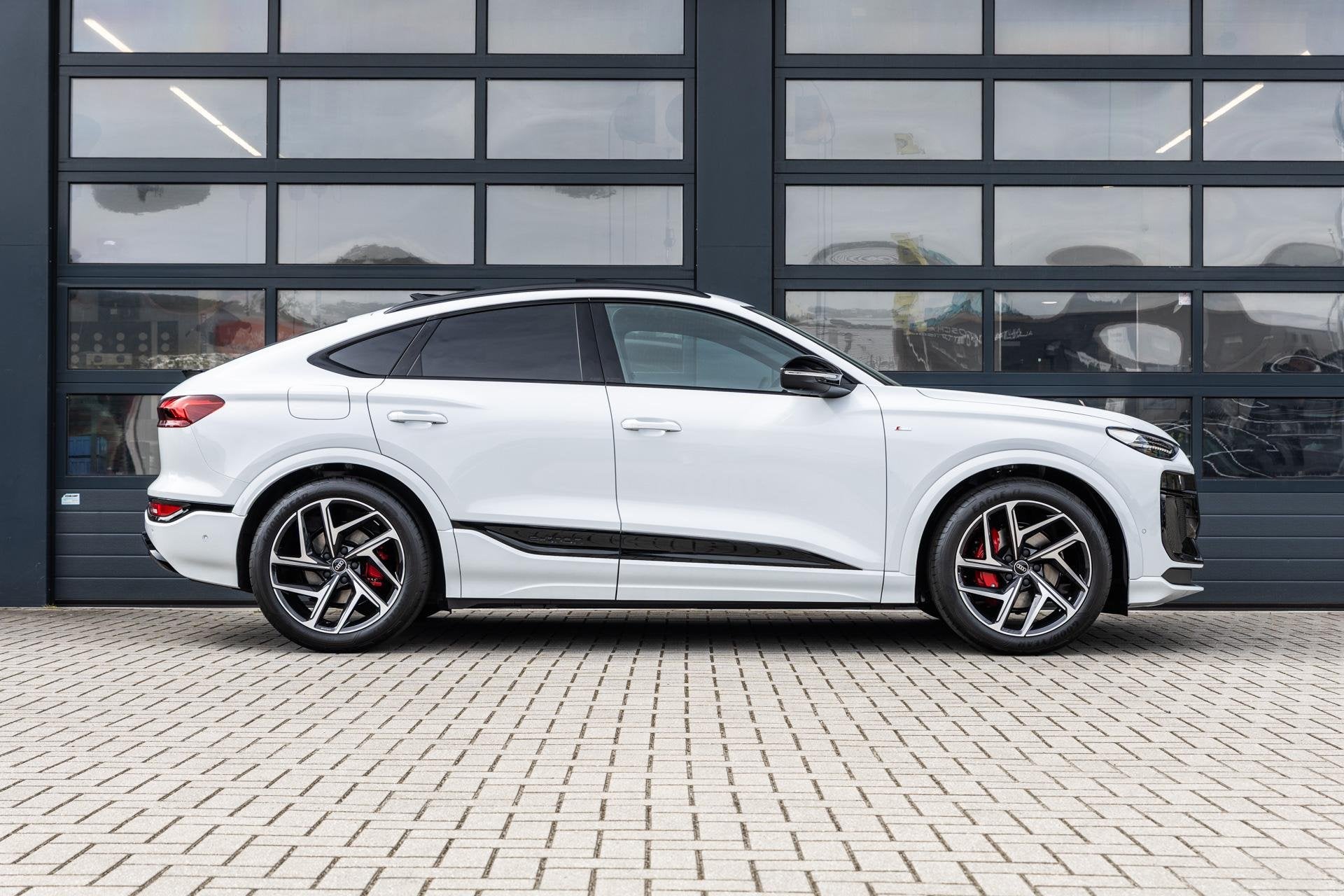Audi Q6 Sportback e-tron 252pk S Edition 83 kWh | Panoramada, Automaat, 12 maanden, Achterwielaandrijving, Zwart