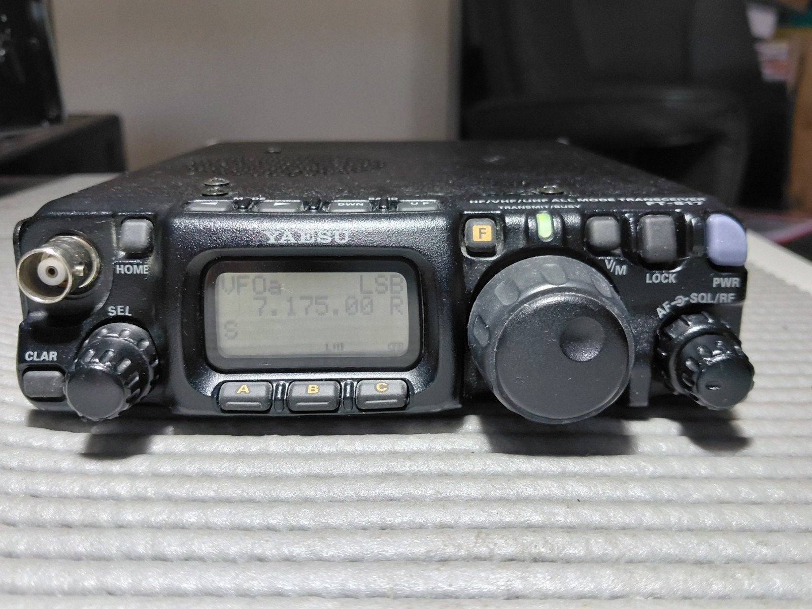 YAESU FT-817  HF / VHF /UHF - QRP [ RUIL OF INRUIL KAN ], Ophalen of Verzenden, Zo goed als nieuw, Zender en Ontvanger