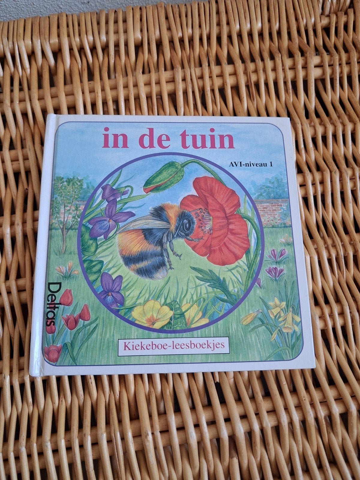 In de tuin - Kiekeboe-leesboekjes AVI-niveau 1, Boeken, Ophalen of Verzenden, Zo goed als nieuw, Uitklap-, Voel- of Ontdekboek