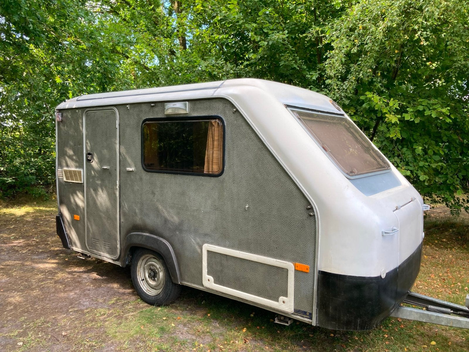 Compacte Eribellecaravan met hefdak - Ideaal voor 2 personen, Standaardzit, Vast bed, Tot en met 2, Particulier