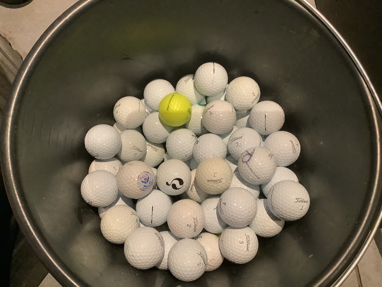 Pro v 1 golfballen.  100 stuks, Ophalen of Verzenden, Zo goed als nieuw, Bal(len)