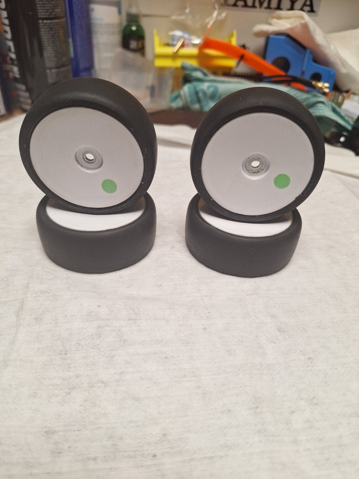Toerwagen 1/10 slicks verlijmd op velg, Elektro, Gebruikt, Ophalen of Verzenden, Schaal 1:10