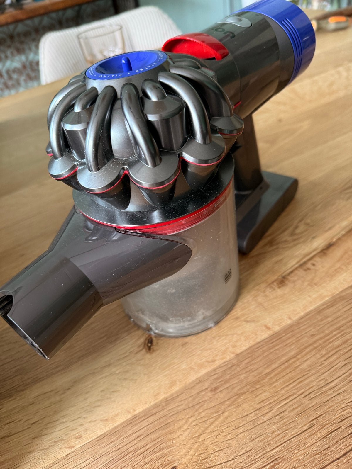 Dyson V7 steelstofzuiger met defecte accu, Draadloos, Ophalen of Verzenden, Dyson, Niet werkend