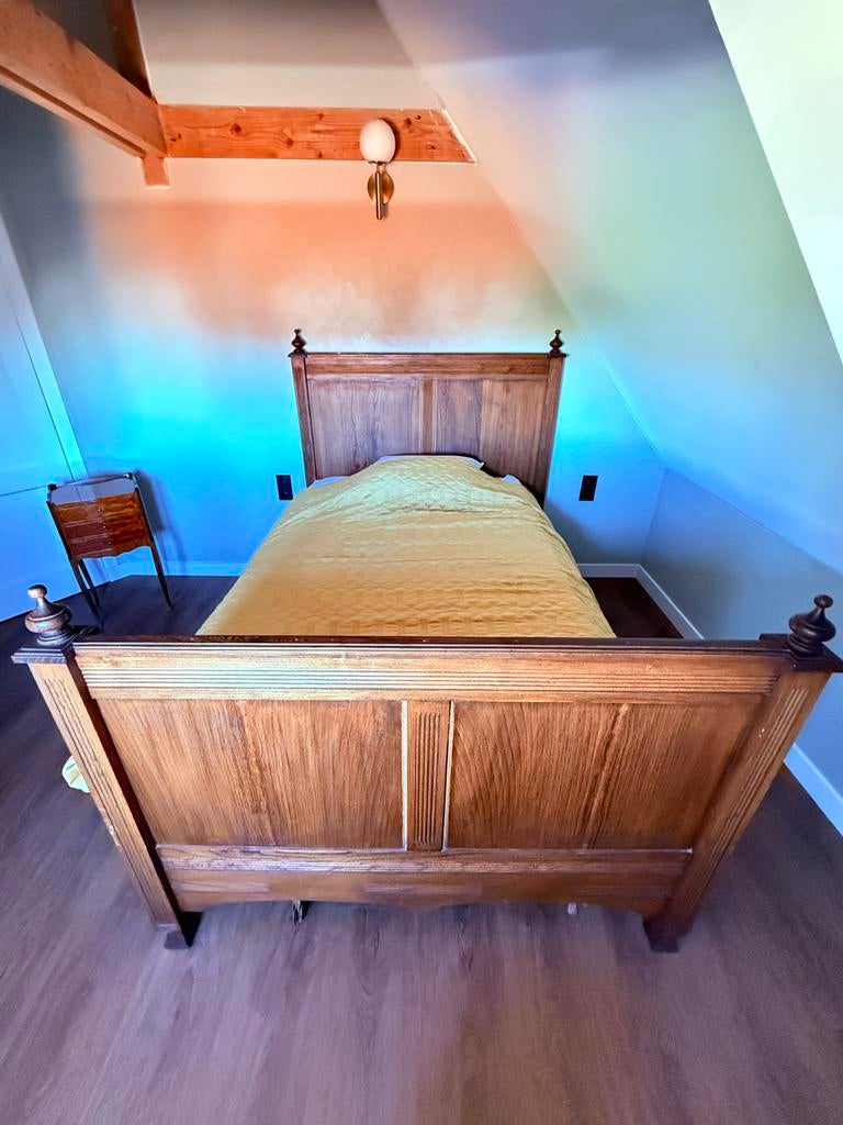 Massief houten bed met hoofdeinde 140 cm breed, Antiek en Kunst, Antiek | Meubels | Bedden, Ophalen