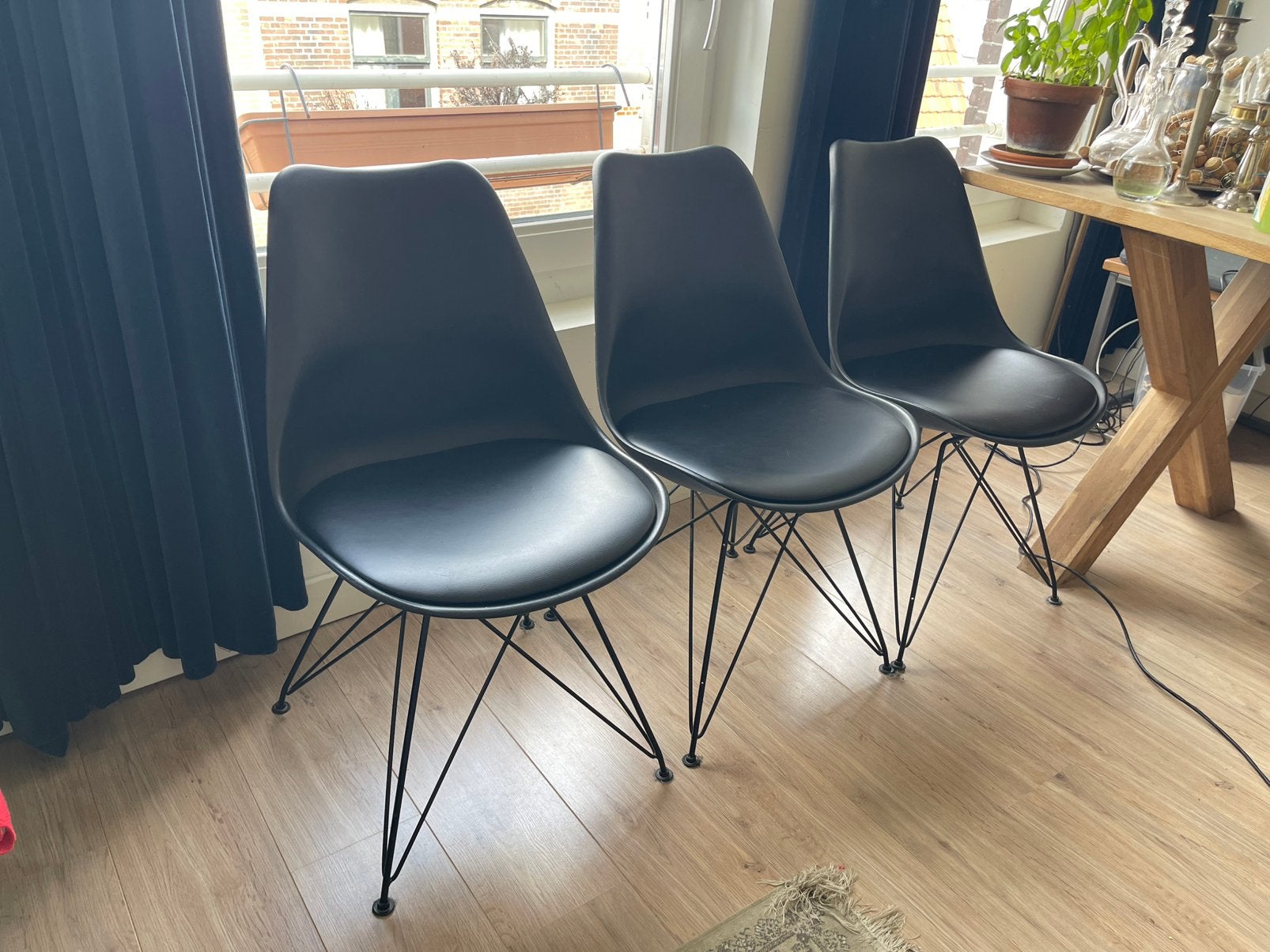 Eetkamerstoelen zwart, Eames-stijl met Eiffel-onderstel, Huis en Inrichting, Ophalen, Gebruikt, Drie, Eames-stijl, Eiffel-model.