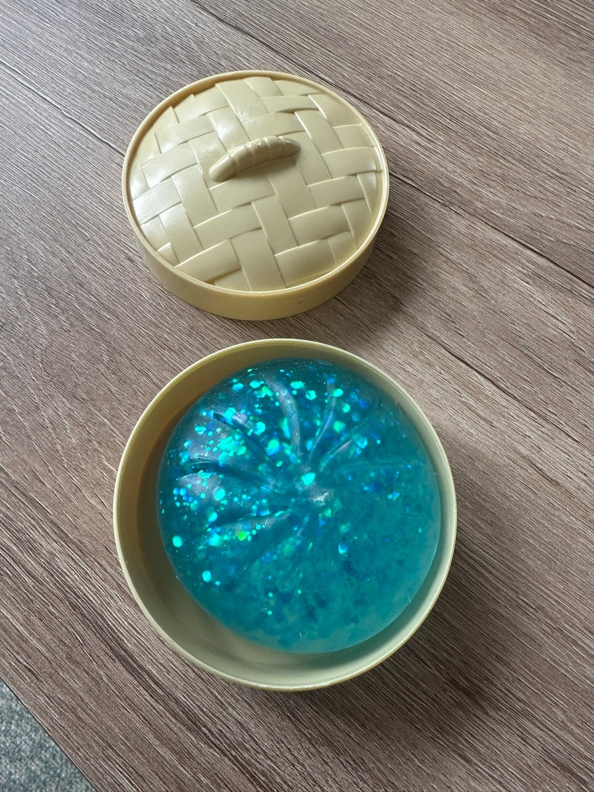 Squishy Dumpling speelgoed in mandje, blauw/paars glitter, Kinderen en Baby's, Speelgoed | Overig, Ophalen of Verzenden, Zo goed als nieuw