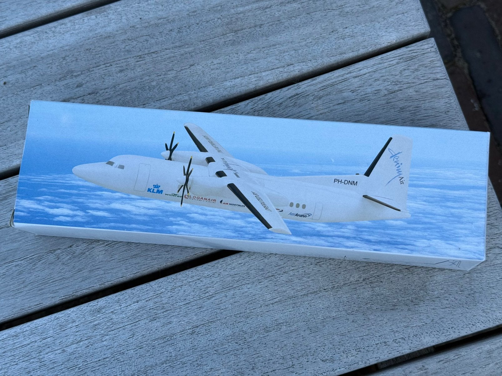 Fokker 50 Denim Air schaal 1/100 *nieuw*, Verzamelen, Luchtvaart en Vliegtuigspotten, Ophalen, Nieuw