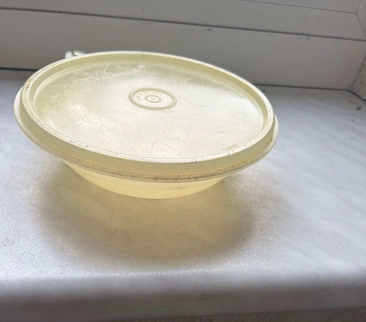 Vintage Tupperware schaal met deksel, Gebruikt, Schaal, Ophalen of Verzenden, Met deksel