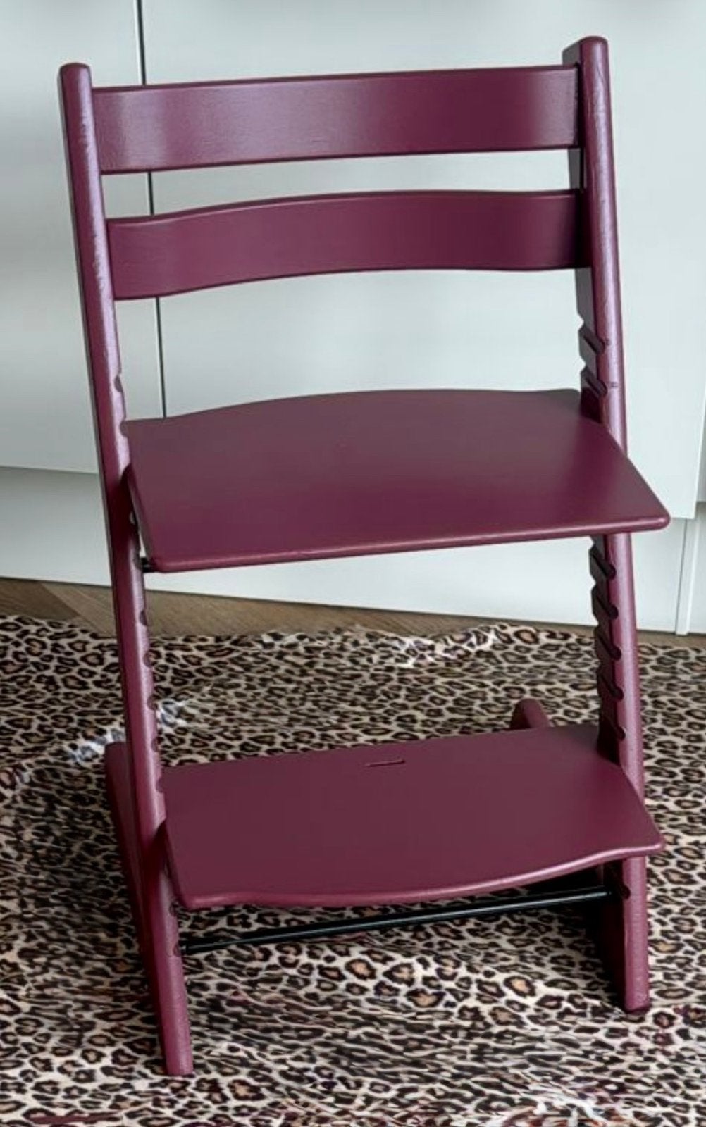 Stokke Tripp Trapp meegroeistoel in bordeauxrood, Ophalen of Verzenden, Gebruikt, Meegroeistoel, Aanschuifbaar