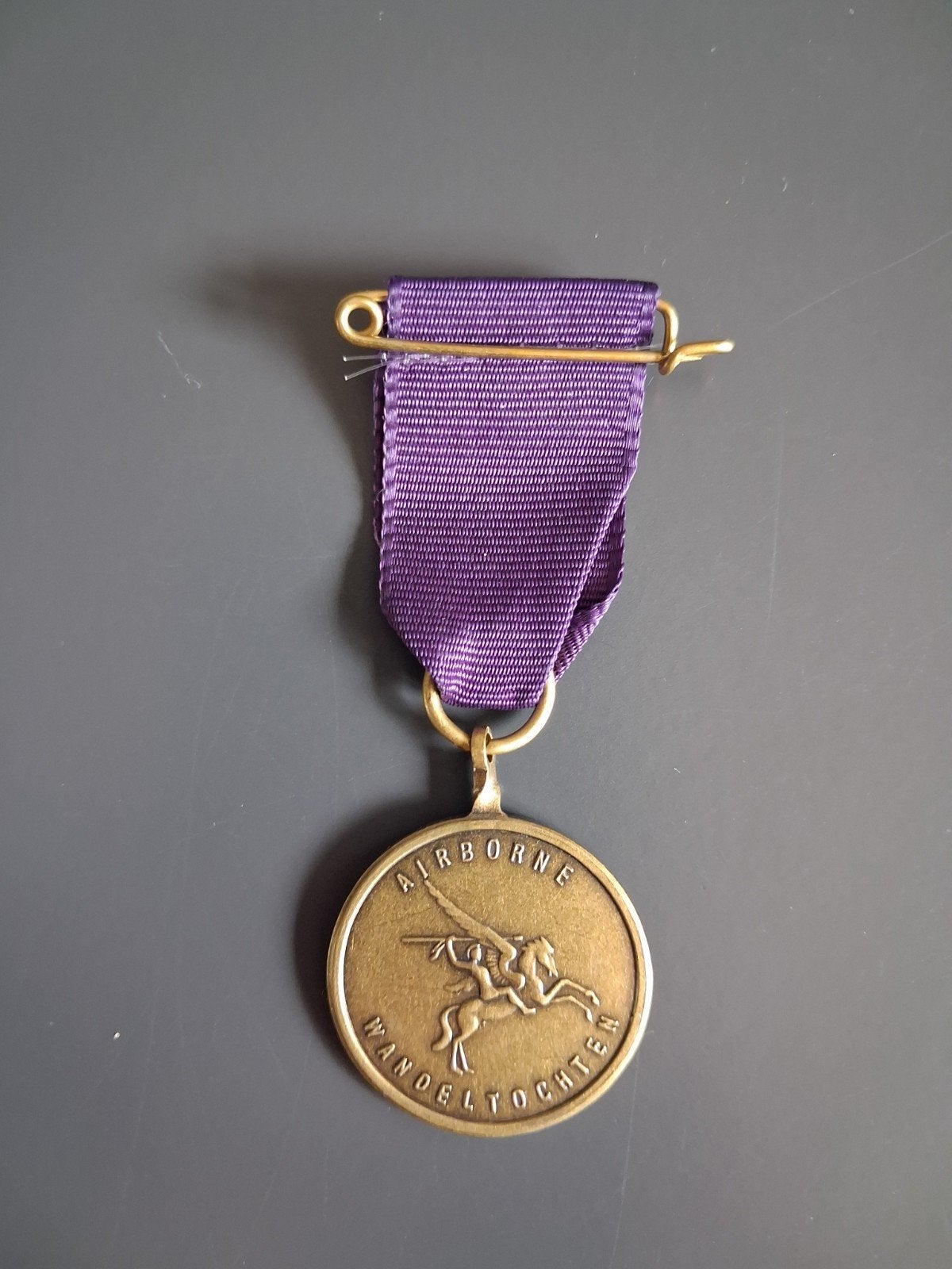 Airborne Wandeltocht Medaille Arnhem Oosterbeek woii, Ophalen of Verzenden, Overige materialen