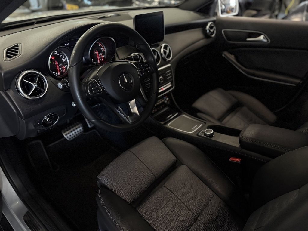 Mercedes-Benz GLA 180D 109PK automaat / LED / Apple CarPlay, Auto's, Automaat, Gebruikt, 4 cilinders, Leder en Stof