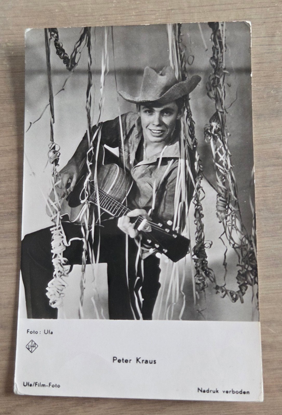 Vintage Ufa/Film-Foto Peter Kraus met gitaar, Verzamelen, Gebruikt, Foto, Ophalen of Verzenden, 1940 tot 1960