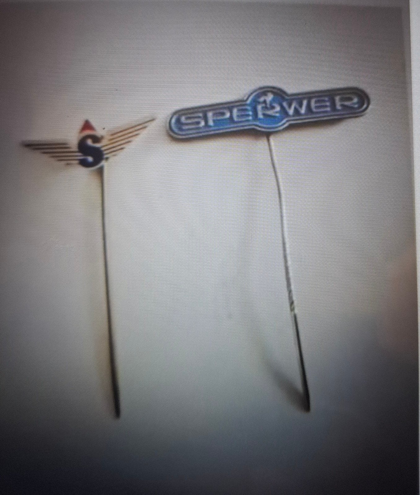 2 Speldjes SPERWER, Verzamelen, Speldjes, Pins en Buttons, Ophalen of Verzenden, Zo goed als nieuw, Merk, Speldje of Pin