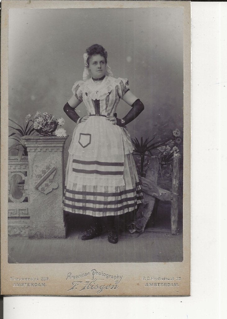 Amsterdam dame met handen in haar zij F Hisgen Kabinetsfoto, Ophalen of Verzenden, Voor 1920, Ongelopen, Noord-Holland