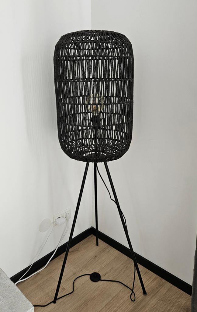Zwarte rotan vloerlamp - Staande lamp met sfeervol licht, Huis en Inrichting, Ophalen, Modern, Bohemian, 100 tot 150 cm, Overige materialen