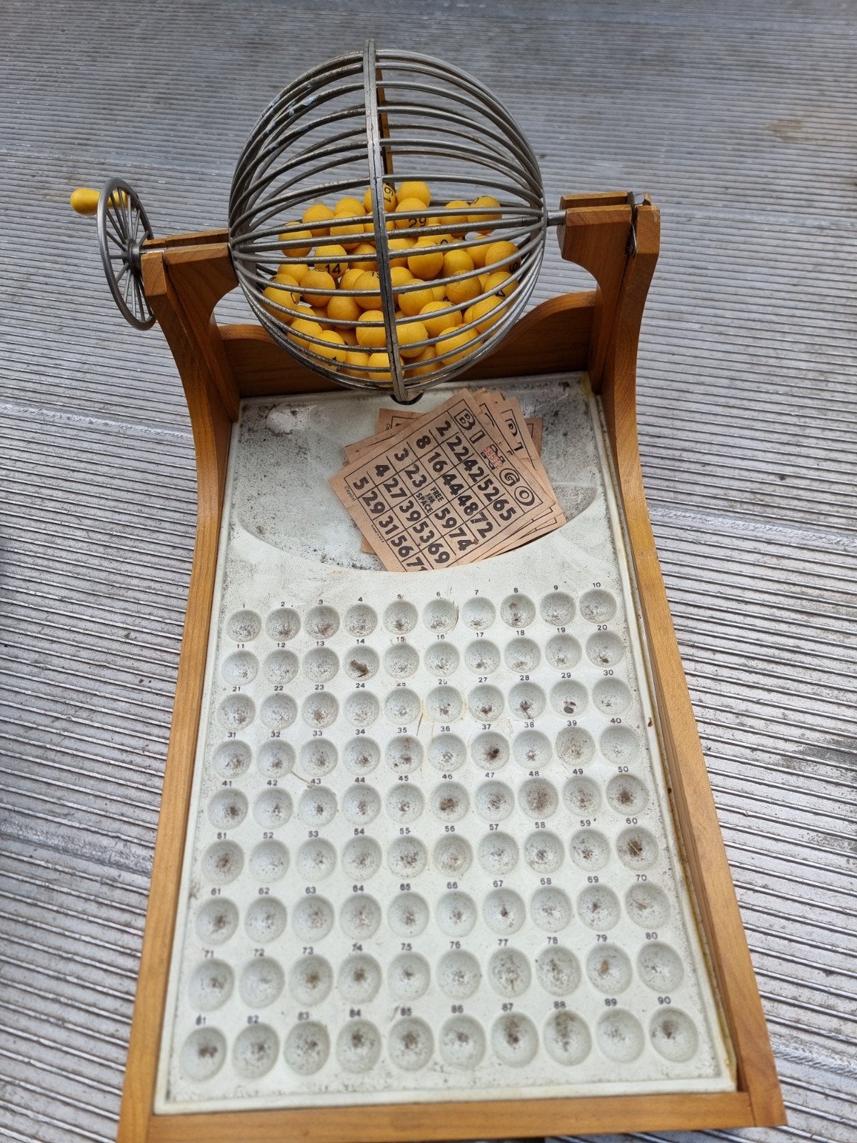 Vintage Bingo Spel met Houten Frame en Metalen Kooi, Vijf spelers of meer, Ophalen, Gebruikt, Onbekend