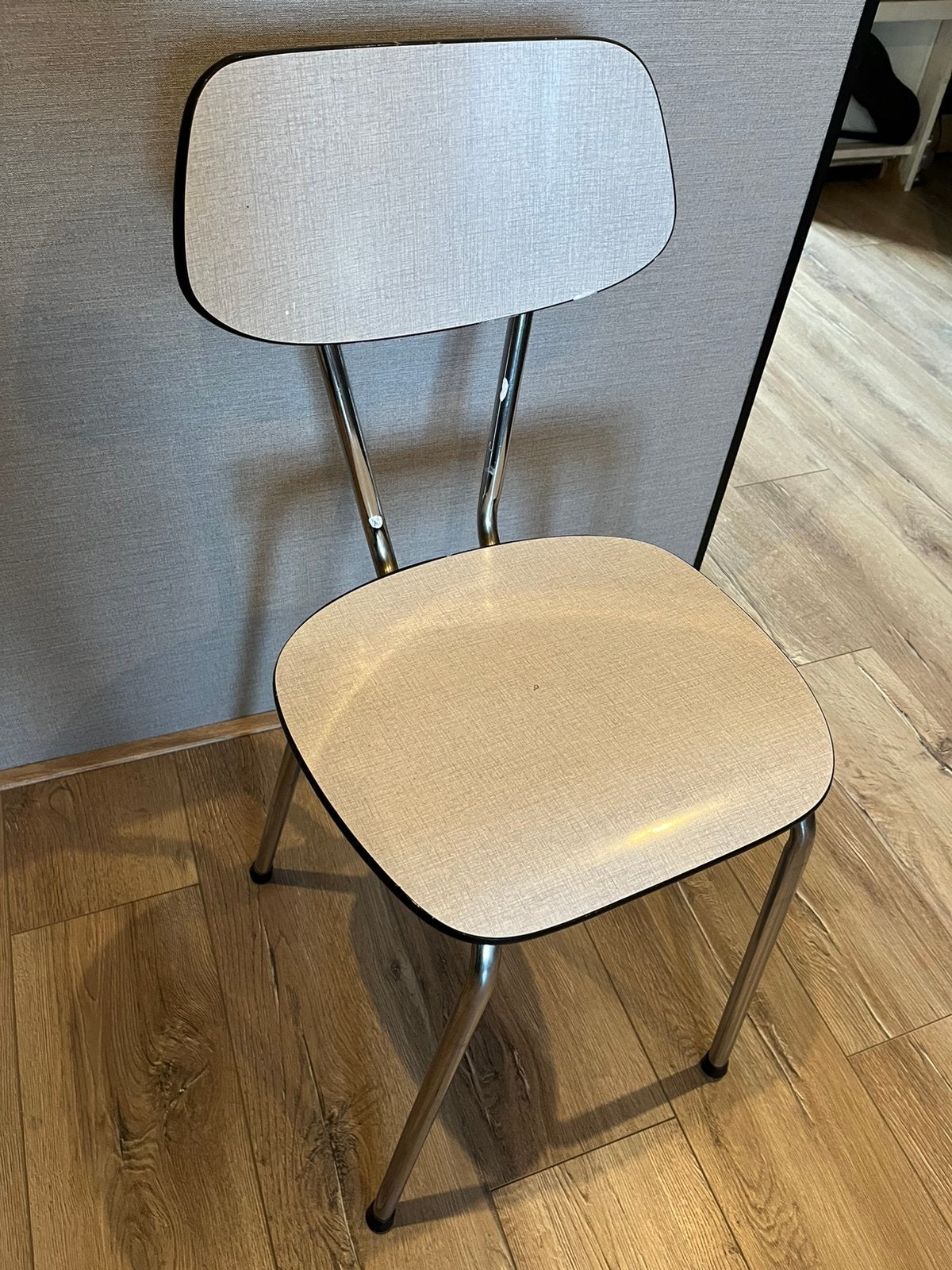 2 grijze formica stoelen, Huis en Inrichting, Ophalen, Zo goed als nieuw, Grijs, Drie
