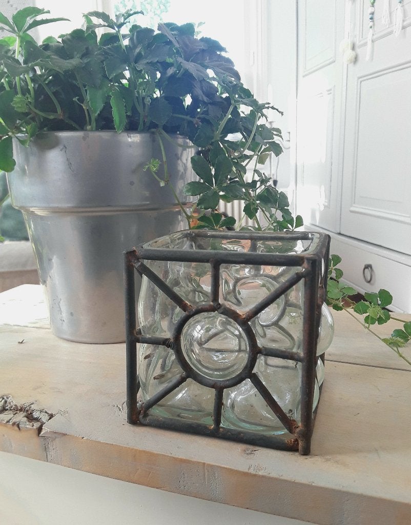 Waxinelichthouder van dik gebold glas in stoer ijzer, 8 cm, Waxinelichthouder, Ophalen of Verzenden, Zo goed als nieuw