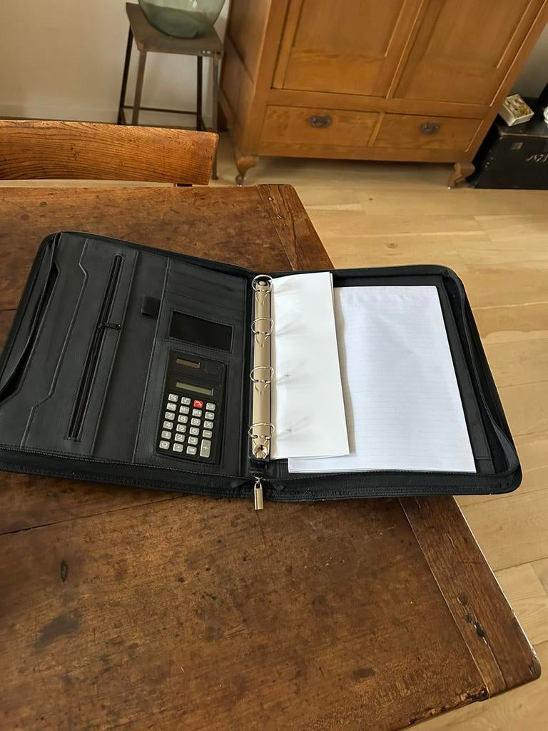 Nieuw zwarte schrijfmap A4 met calculator, Diversen, Schrijfwaren, Ophalen of Verzenden, Nieuw