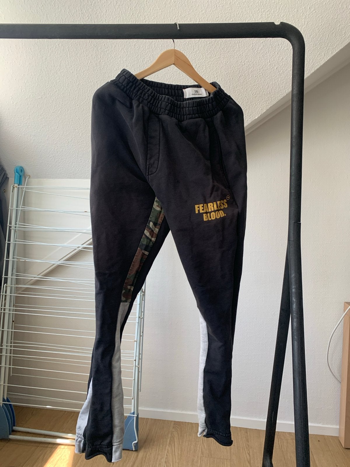 Zwarte joggingbroek met camouflage en grijze strepen, Ophalen of Verzenden, Gedragen, Overige maten, Zwart
