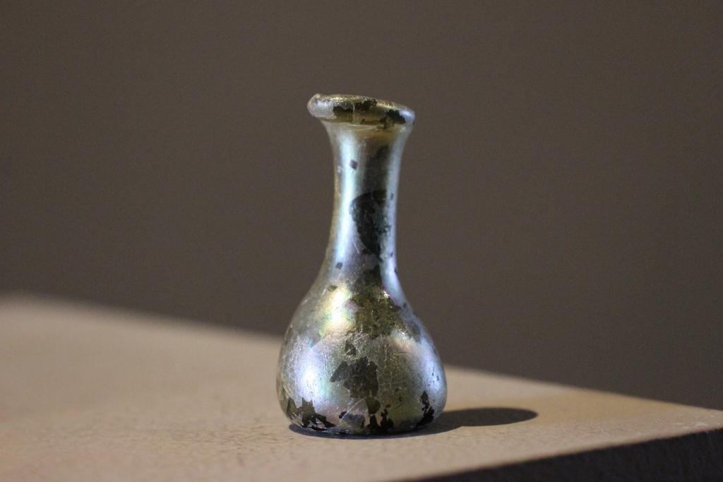 Bodemvondst - miniatuur middeleeuws glazen flesje, Antiek en Kunst, Antiek | Glas en Kristal, Ophalen of Verzenden